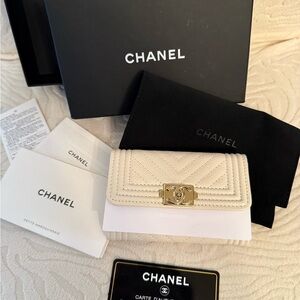 New Chanel Cream Boy Card Wallet/Coin Purse Caviar with shiny silver Accent*rare